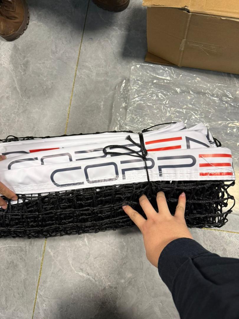 Transportgestelle mit Glaselementen für Padel Courts